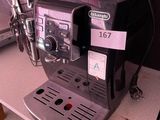 une machine à café posée sur un comptoir dans une cuisine