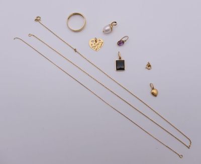 un assortiment de bijoux comprenant un collier, une bague et des boucles d'oreilles