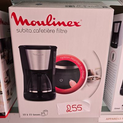 emballage d'une cafetière sur une étagère dans un magasin