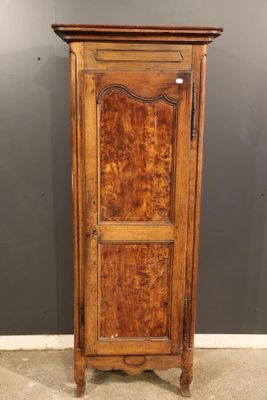 une vieille armoire en bois surmontée d'une porte