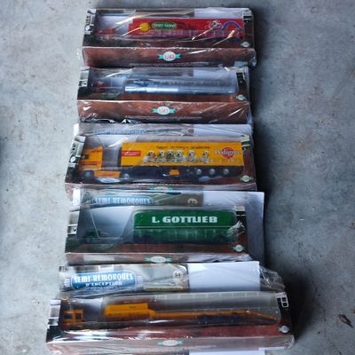 de nombreux types de wagons différents au sol