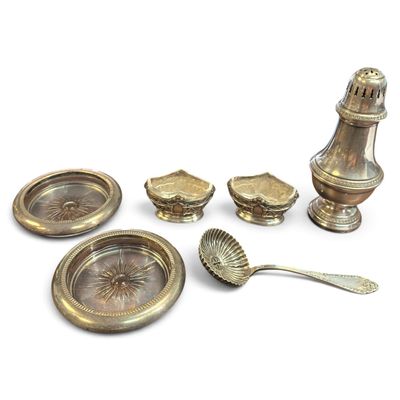 beaucoup d'objets en argent posés sur la table