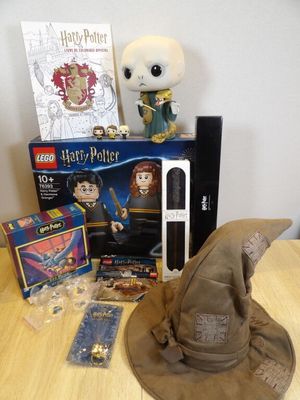 un chapeau de Harry Potter posé sur une table à côté de quelques Lego