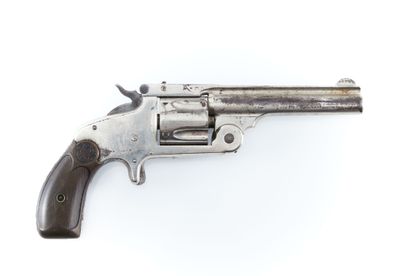 gros plan d'un revolver sur fond blanc