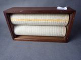 deux rouleaux de tissu d'ameublement dans une caisse en bois