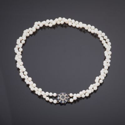 un collier de perles de culture et de diamants