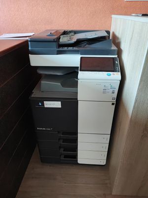 une imprimante posée sur un bureau dans une petite pièce