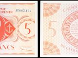 trois types de billets différents, sur lesquels figure l'effigie d'un homme d'un côté et celle d'une femme de l'autre