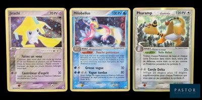Trois cartes Pokémon différentes sont représentées en rangée sur un fond noir.