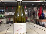une bouteille de vin posée sur une table dans un magasin
