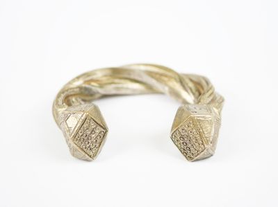 gros plan d'une bague en or ornée de deux diamants