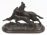 statue en bronze représentant un chien et un chat, posée sur un socle en bois