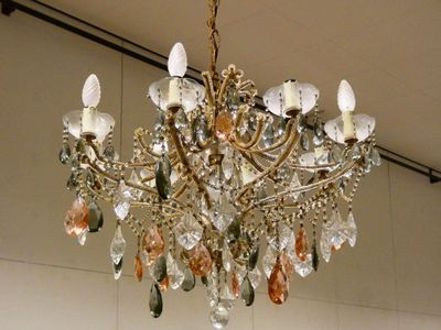 un lustre suspendu au plafond d'une pièce