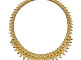 un collier en or sur fond blanc