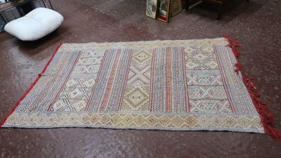 un tapis qui se trouve sur le sol d'une pièce