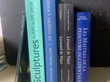trois livres qui se trouvent côte à côte sur une étagère
