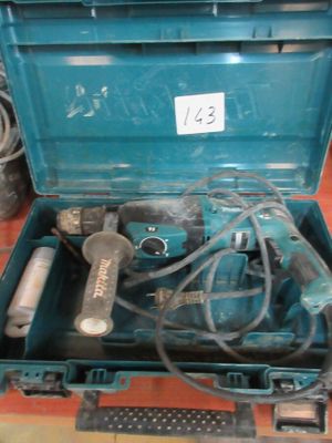 une boîte à outils bleue avec des outils sur le sol