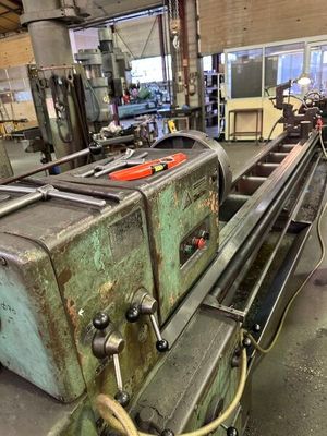 une machine qui travaille sur une pièce de métal