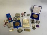 un grand nombre d'objets posés sur une table
