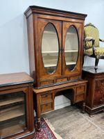 Bureau formant vitrine en placage de noyer mouluré et bois n… (photo 2)