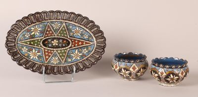 trois œuvres d'art posées sur une table
