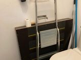 des toilettes blanches situées dans une salle de bains, à côté d'un lavabo
