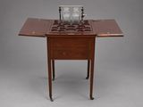 une image représentant une petite table sur laquelle est posée une horloge
