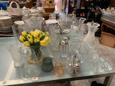 Lot de verrerie : vases, porte condiments et divers - Photo 1