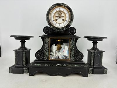 une horloge posée sur une table