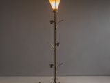 l'image d'une lampe posée sur une table
