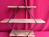 une étagère en bois à trois niveaux avec une structure métallique, sur fond rose
