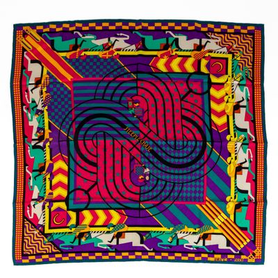 un foulard carré orné d'un motif coloré