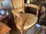 une chaise qui se trouve au milieu d'une pièce