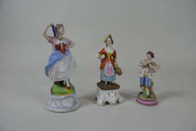 trois figurines empilées les unes sur les autres