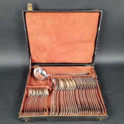 un coffret ouvert contenant un service d'argenterie