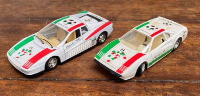 deux petites voitures posées sur une table en bois