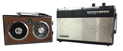 deux vieilles radios posées l'une à côté de l'autre sur une table