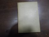 un livre posé sur une table en bois, sur la table