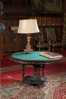 une table sur laquelle se trouvent une lampe et un livre