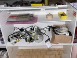 une étagère blanche sur laquelle sont posés tout un tas d'appareils électroniques