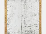 un vieux miroir avec un cadre doré et un fond blanc
