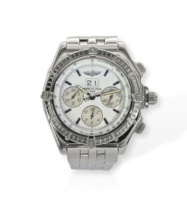 une image d'une montre en gros plan sur fond blanc