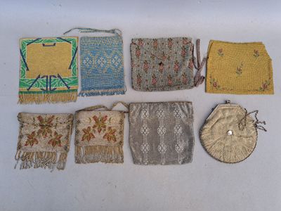 Vers 1900 Huit bourses en perles fantaisies, à divers motifs… - Photo 1