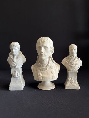 TROIS BUSTES de Napoléon Bonaparte en biscuit, deux le repré…
