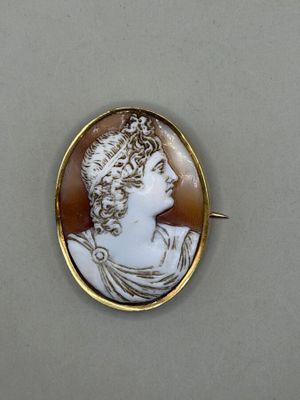 une image représentant une femme vêtue d'une robe blanche et marron