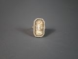 une bague en or sur laquelle est gravée l'image d'une femme