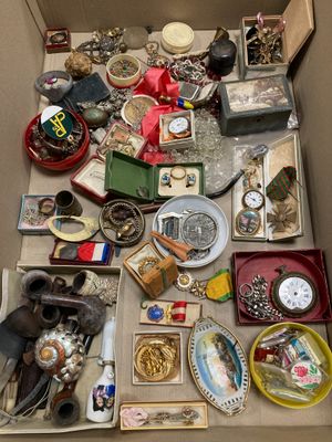 une boîte remplie d'objets divers posée sur une table