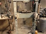 une machine qui se trouve dans un garage