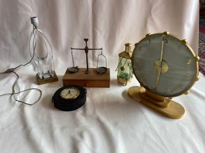 une horloge, une bouteille, une horloge et une horloge posées sur une table