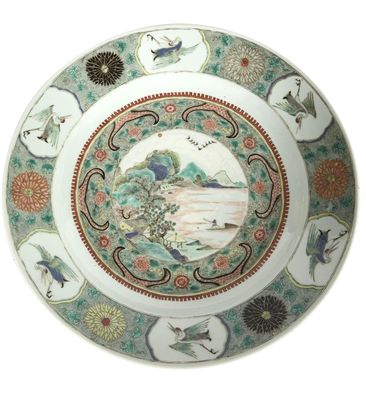 une assiette décorée d'oiseaux et de fleurs